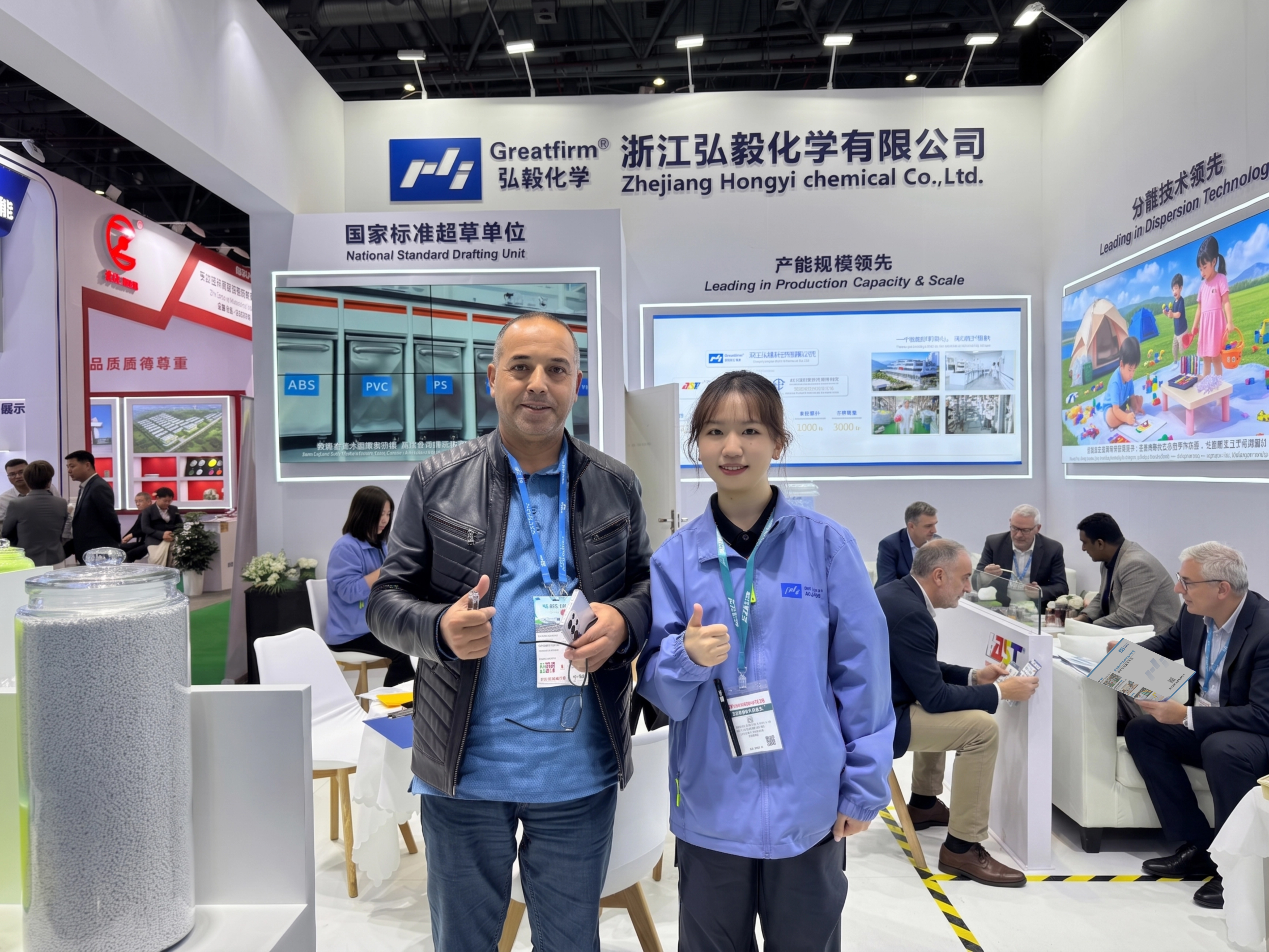 添加外国人的白色沙发.jpg
